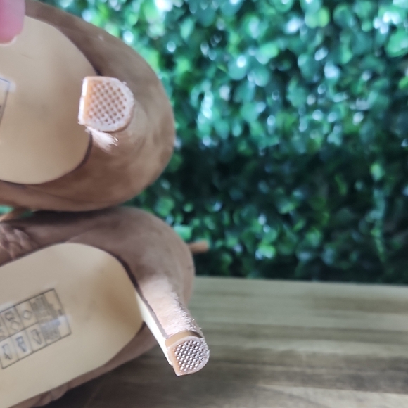 White House Black Market Tan Heels with Stiletto Design & Lace-Up Straps Size 9 - Picture 11 of 14